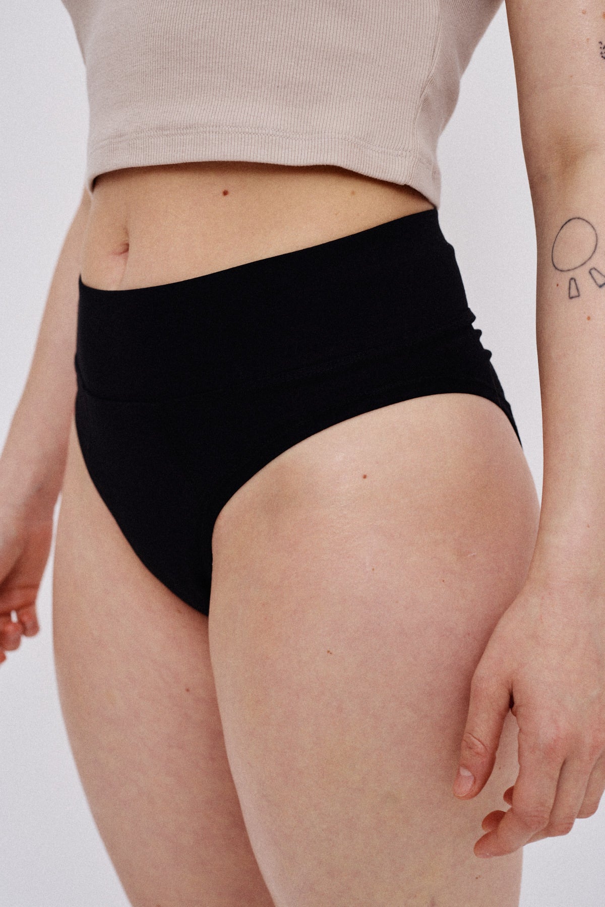 Flow Intimates | Menstruationstrusse | Flow 3 høj talje | Moderat+ flow | Sort